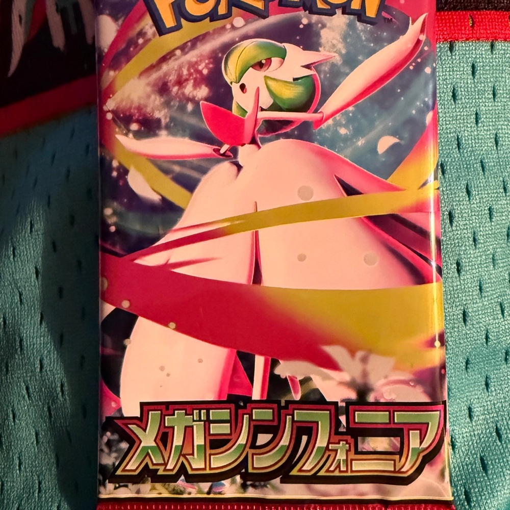 Pokemon Trading Card Pack with Gardevoir - Red, Yellow, Green
